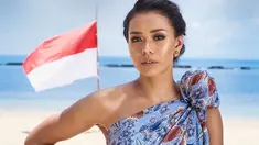 Wanita yang sering disapa Asti ini menang kerap kali terlihat mengenakan pakaian dengan berbahan kain-kain tradisional nusantara. Begini gaya pemeran Karmen ini dalam balutan kain batik yang dikreasikan menjadi one shoulder dress. Asty nampak makin memesona di Bali.(Liputan6.com/IG/@adiniawrst)
