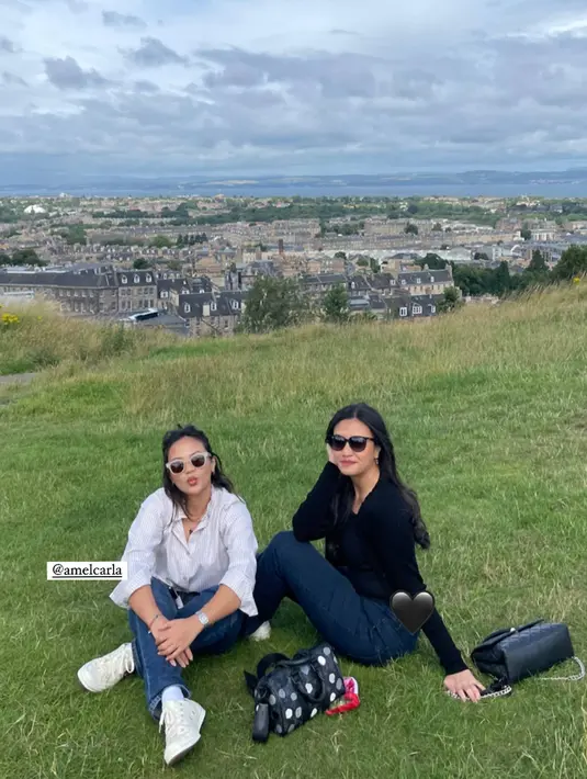 Menikmati pemandangan indah, Amel abadikan momen kebersamaannya dengan saudara. Inggris, memang menjadi salah satu tempat liburan dan menimba ilmu bagi banyak selebriti dari Tanah Air. (Liputan6.com/IG/@amelcarla)