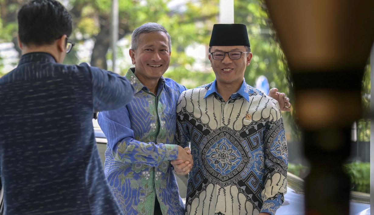 Menteri Luar Negeri Indonesia, Sugiono (kanan), saat menyambut kedatangan Menteri Luar Negeri Singapura, Vivian Balakrishnan, jelang pertemuan mereka di Gedung Kementerian Luar Negeri, Jakarta pada Selasa 12 Mei 2026. Menteri Luar Negeri (Menlu) Republik Indonesia, Sugiono, menerima kunjungan Menlu Singapura, Vivian Balakrishnan di Gedung Pancasila, Kementerian Luar Negeri, Jakarta. (BAY ISMOYO/AFP)