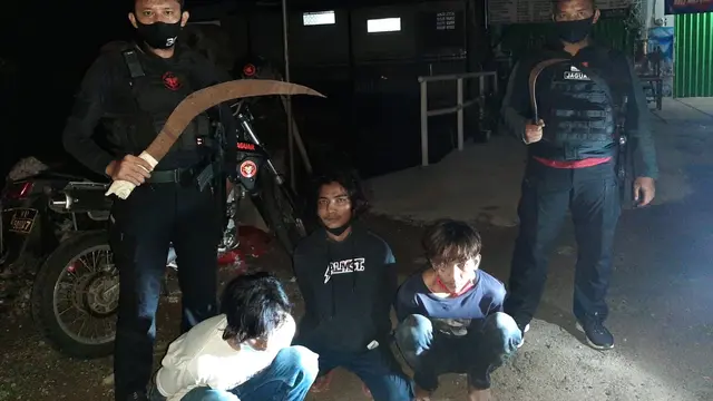 Tim Jaguar Polrestro Depok mengamankan tiga begal handphone di Jalan Raya Cipayung, Kecamatan Cipayung, Kota Depok
