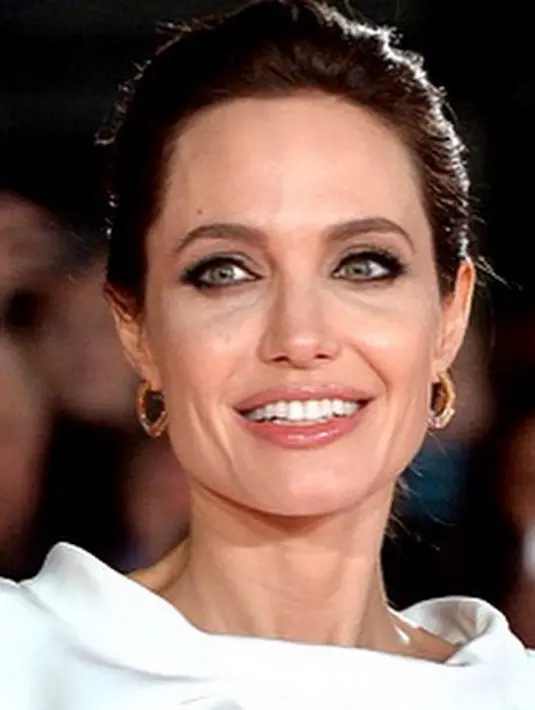 Seperti yang diketahui, belakangan ini film yang disutradari Jolie berjudul , First They Killed My Father: A Daughter of Cambodia Remembers, baru saja rilis. Ia juga sedang sibuk melakukan promo. (Instagram/angelinajolie.official)