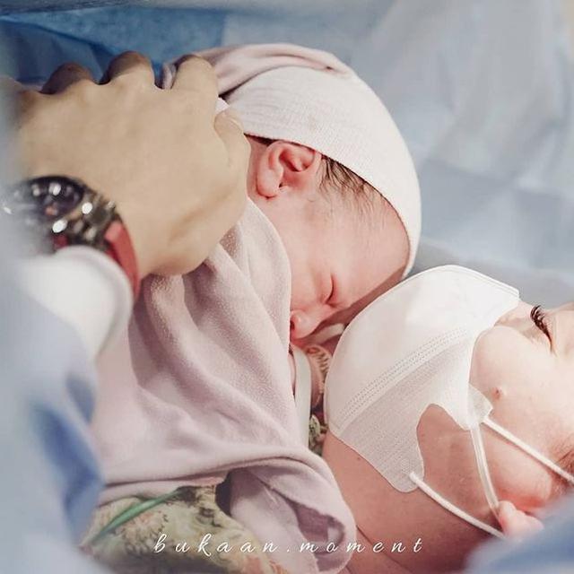 Lahirkan Anak Pertama Secara Caesar, Ini 6 Momen Persalinan Asmirandah