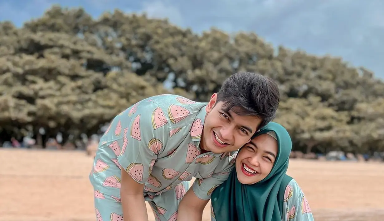 YouTuber sekaligus adik dari Oki Setiana Dewi ini memboyong keluarga kecilnya untuk liburan ke Pulau Dewata, Bali. Lewat Instagram pribadinya, Ria Ricis membagikan serunya liburan bareng suami dan anak. (Liputan6.com/IG/@riaricis1795)