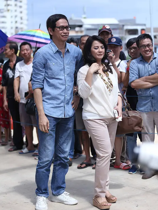 Pasangan konduktor Addie MS dan penyanyi Memes hadir dalam pembuatan mini series untuk mendukung Ahok. Syuting dilakukan di Ruang Terbuka Hijau Kawasan Kalijodo, Jakarta, Kamis (5/1/2017). (Nurwahyunan/Bintang.com)