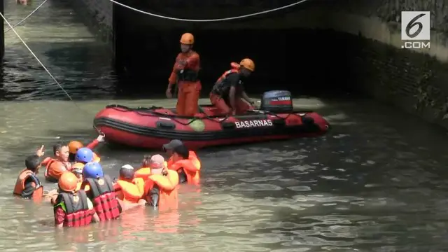 Tim Basarnas DKI akhirnya menemukan sosok bocah yang tenggelam di anak kali Ciliwung. Diduga korban tidak pandai berenang dan tenggelam terseret arus.