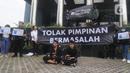 Aktivis dari Indonesia Corruption Watch (ICW) melakukan aksi teatrikal menolak kehadiran pimpinan KPK bermasalah di depan Gedung Merah Putih KPK, Jakarta, Jumat (20/12/2019). Aksi penolakan digambarkan dengan keberadaan dua dukun yang tengah mengusir roh jahat. (merdeka.com/Dwi Narwoko)