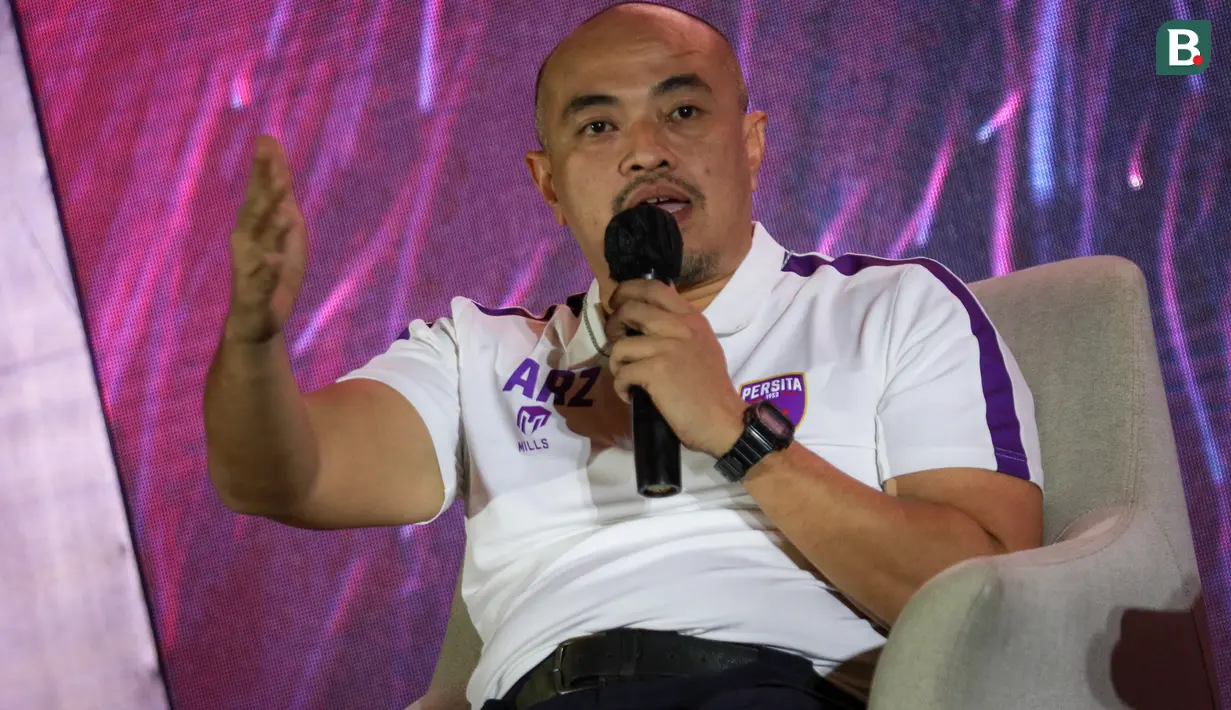 Presiden klub Persita Tangerang, Rully Zulfikar memberikan tanggapan saat sesi tanya jawab pada acara Launching Team and Jersey Persita Tangerang di The Springs Club, Gading Serpong, Tangerang, Banten pada Kamis (21/06/2022). (Bola.com/Bagaskara Lazuardi)