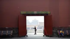Pengunjung mengenakan masker saat berjalan di Kota Terlarang, Beijing, China, Jumat (1/5/2020). Kota Terlarang kembali dibuka setelah ditutup lebih dari tiga bulan karena pandemi virus corona COVID-19. (AP Photo/Mark Schiefelbein)