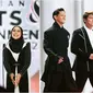 Jennifer Bachdim dan Lesti Kejora (kiri) kompak baca pemenang nominasi di acara award. Irfan Bachdim dan Rizky Billar (kanan) melenggang bersama menuju panggung pembacaan award. (sumber: Instagram/jenniferbachdim/ibachdim)