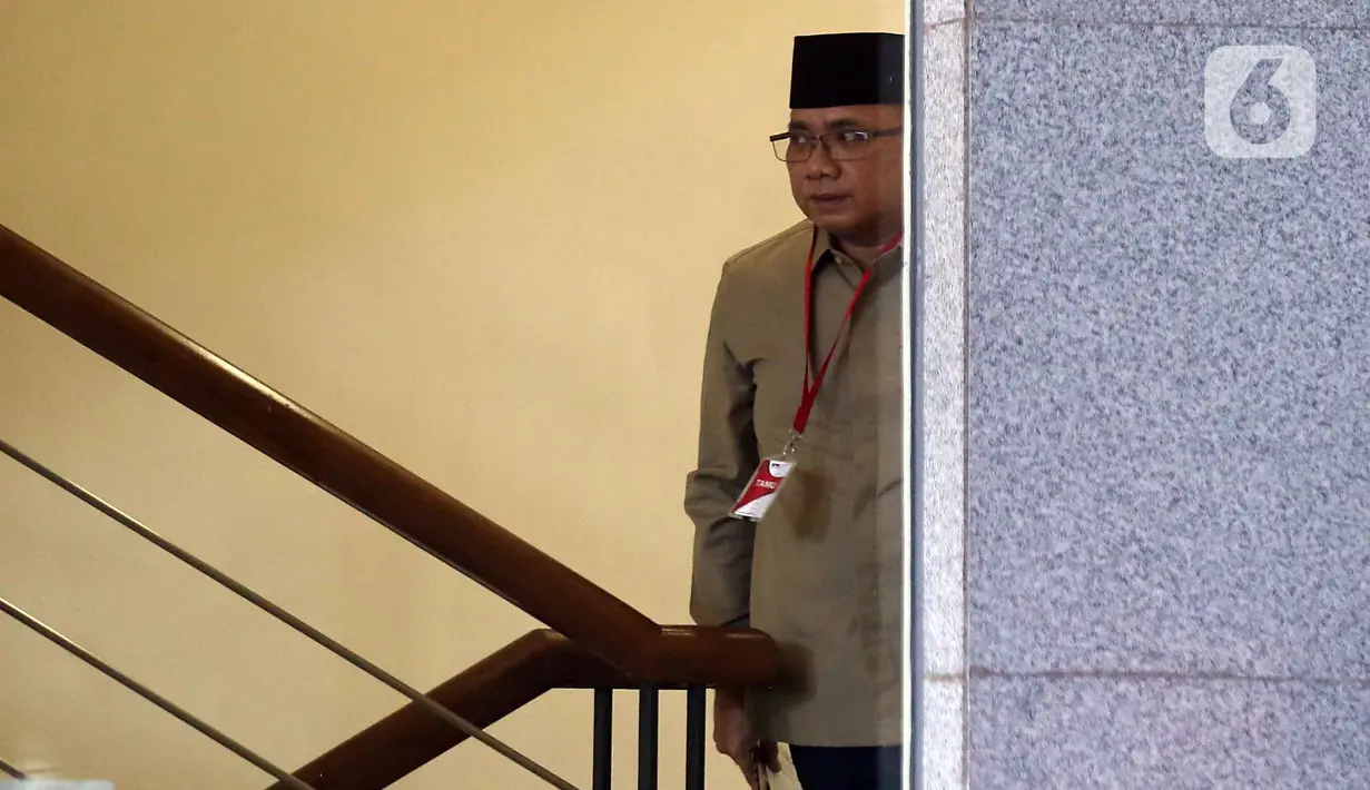 Mereka yang dicegah adalah mantan Menteri Agama, Yaqut Cholil Qoumas; mantan staf khusus pada era Menag Yaqut Cholil, Ishfah Abidal Aziz alias Gus Alex; pemilik biro penyelenggara haji Maktour, Fuad Hasan Masyhur. Tampak dalam foto, mantan Menteri Agama, Yaqut Cholil Qoumas saat menuju ruang pemeriksaan di Gedung Merah Putih Komisi Pemberantasan Korupsi (KPK), Selasa (16/12/2025). (Liputan6.com/Helmi Fithriansyah)