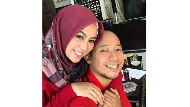 Unggah Foto Lawas saat Anniversary, Ini 7 Potret Mesra Denny Cagur dan Istri