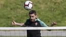 Pemain Portugal, Bernardo Silva, menyundul bola saat latihan jelang laga kualifikasi Piala Eropa di Lisbon, Selasa (19/3). Portugal akan berhadapan dengan Ukraina. (AP/Armando Franca)