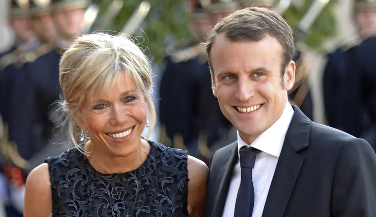 Kegigihan Macron untuk mempertahankan perasaannya membuahkan hasil. Keduanya menikah pada 2007 silam. (AP Images) 