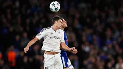 Pemain Qarabag, Michel berebut bola udara dengan bek Chelsea, Cesar Azpilicueta saat bertanding pada Grup C Liga Champions di Stamford Bridge, London, Inggris (12/9). Chelsea menang telak atas Qarabag 6-0. (AP Photo/Kirsty Wigglesworth)