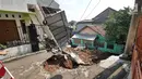 Kondisi rumah yang rusak akibat longsor di Perumahan Pesona Kalisari, Pasar Rebo, Jakarta, Selasa (27/11). Intensitas hujan yang tinggi mengakibatkan sebidang tanah di wilayah tersebut longsor. (Liputan6.com/Herman Zakharia)