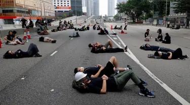 Sejumlah pengunjuk rasa tidur di jalanan utama dekat Gedung Dewan Legislatif saat menggelar protes terkait RUU Ekstradisi di Hong Kong, Senin (17/6/2019). Sekitar dua juta warga Hong Kong turun ke jalan menentang RUU Ekstradisi. (AP Photo/Vincent Yu)