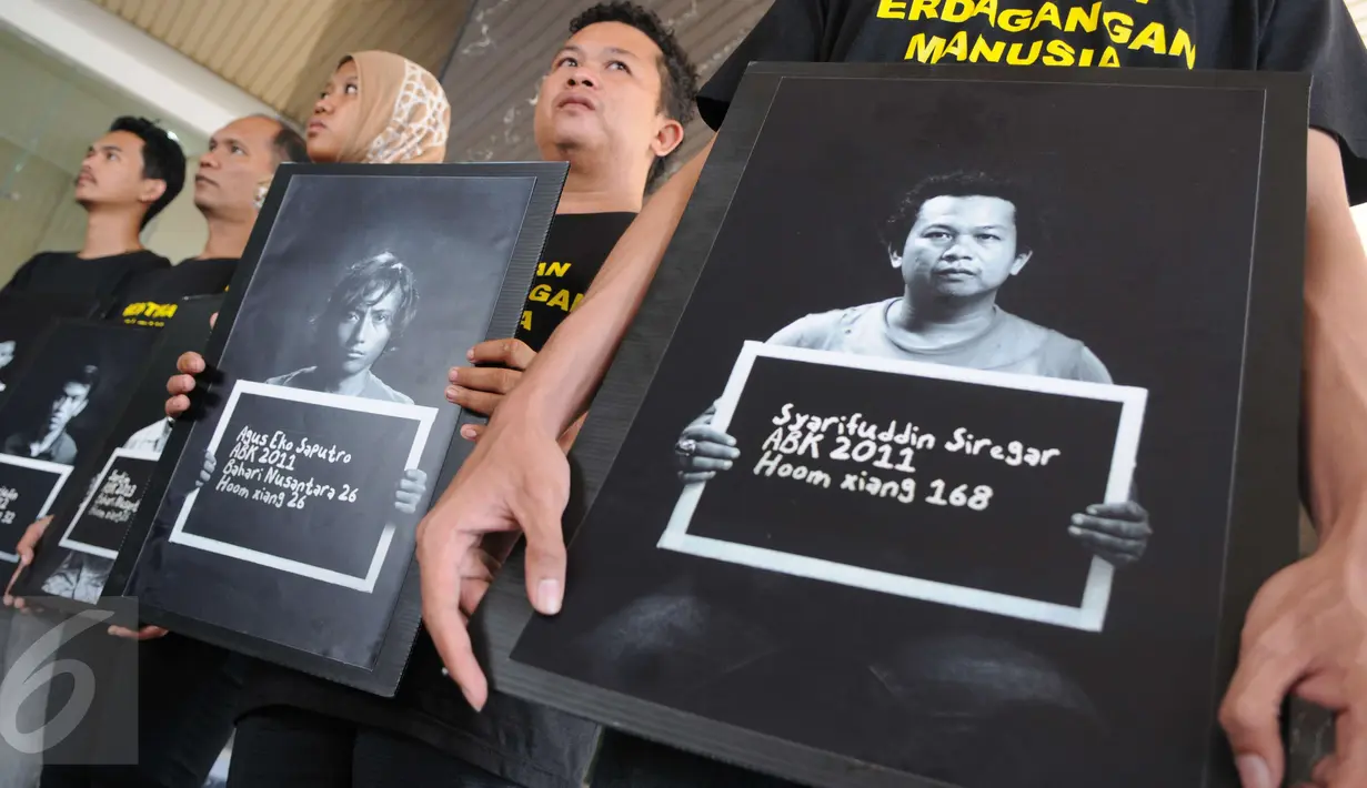 Aksi protes yang dilakukan sejumlah aktivis di depan Gedung Kemenaker, Jakarta, Jumat (9/12). Mereka mendesak Pemerintah untuk memperbaiki kebijakan penempatan buruh migran anak buah kapal asing di luar negeri. (Liputan6.com/Helmi Afandi)