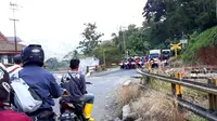 Antrean kendaraan di perlintasan kereta Rawalo, Banyumas mengular hingga lebih dari 2 kilometer . (Foto: Liputan6.com/Muhamad Ridlo)