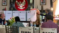Petugas KPPS Luar Negeri bersama pengawas dan saksi melakukan penghitungan surat suara Pemilu 2019 yang dikirimkan melalui pos maupun yang dicoblos langsung di TPS, di KBRI Washington DC, Kamis (18/4). Jokowi meraih 1113, sementara pasangan Prabowo-Sandi meraih 352 suara. (Liputan6.com/HO/Butet)
