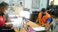 Andreau Misanta Pribadi (AMP) saat tiba di Lapas Kelas I Surabaya.(Dian Kurniawan/Liputan6.com)