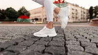 Ilustrasi sepatu putih/Shutterstock-Alones.
