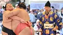 Pegulat sumo bertanding dalam turnamen Honozumo di Kuil Yasukuni, Tokyo, Jepang, 15 April 2019. Honozumo sudah digelar sejak seabad lalu. (TRIBALLEAU CHARLY/AFP)
