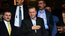 Presiden Turki Recep Tayyip Erdogan menyapa para suporter saat pertandingan Fenerbahce melawan Sturm Graz di Stadion Ulker Fenerbahce di Istanbul (3/8). Fenerbahce menang dengan agregat 3-2. (AFP Photo/Ozan Kose)
