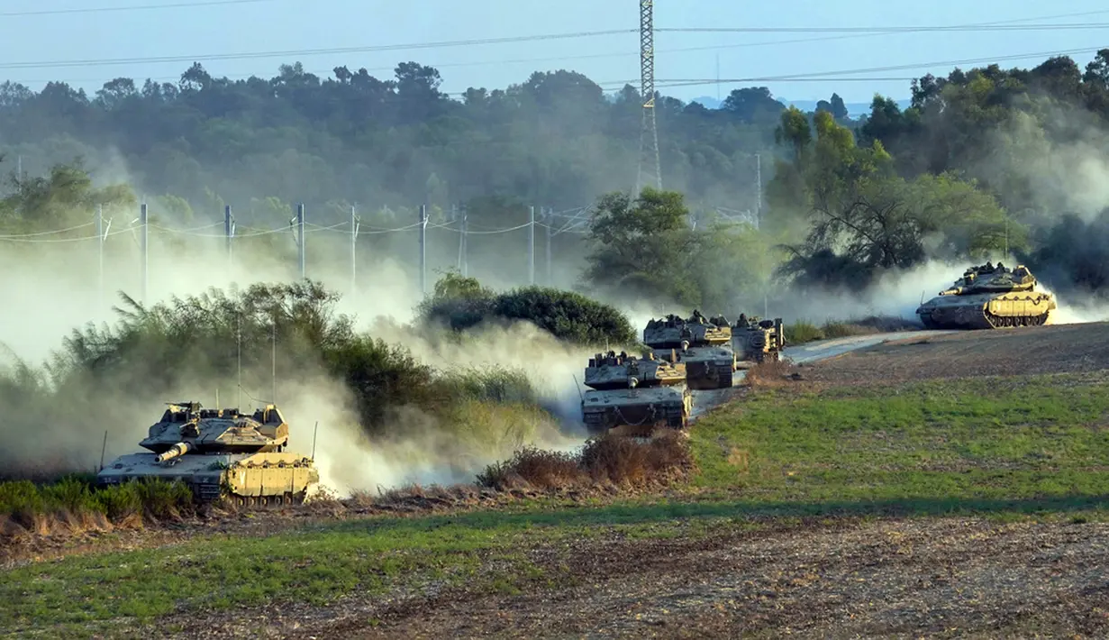<p>Tank-tank Israel bergerak dekat perbatasan dengan Jalur Gaza, Rabu (11/10/2023). Israel mengerahkan tank-tanknya ke perbatasan Jalur Gaza di tengah konflik yang terus meningkat dengan Palestina. (AP Photo/Erik Marmor)</p>