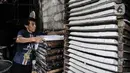 Pekerja saat menyelesaikan pembuatan tahu di salah satu industri rumahan kawasan Mampang, Jakarta, Minggu (30/8/2020). Covid-19 menyebabkan produksi tahu di industri rumahan menurun drastis dibandingkan sebelum merebaknya pandemi. (merdeka.com/Iqbal S. Nugroho)