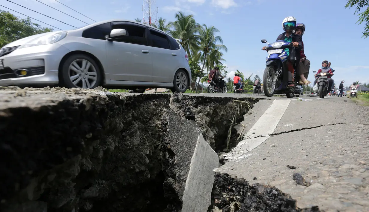 Kondisi jalan yang rusak usai gempa bumi di Meuredu, Pidie Jaya Aceh, Rabu (7/11). Selain meruntuhkan bangunan, gempa bumi berkuatan 6,4 SR ini telah menelan banyak korban jiwa. (Antara Foto / Irwansyah Putra / via REUTERS)