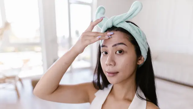 Kandungan Skincare yang Baik untuk Beruntusan di Dahi