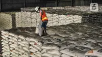 Pekerja menata susunan karung beras di Gudang Bulog Divisi Regional DKI Jakarta, Kelapa Gading, Kamis (18/3/2021). Seperti diketahui, saat ini Perum Bulog masih memiliki stok beras impor dari pengadaan tahun 2018 lalu. (merdeka.com/Iqbal S Nugroho)
