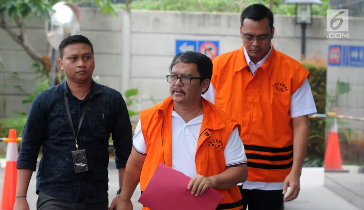 Bupati Labuhanbatu nonaktif Pangonal Harahap (depan) dan pihak swasta Ali Murtopo tiba di gedung KPK, Jakarta, Senin (11/12). Ali Murtopo diperiksa terkait dugaan melakukan suap kepada Bupati Malang Rendra Kresna. (Merdeka.com/Dwi Narwoko)