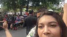 Kereta kencana yang membawa mepelai laki-laki Bobby Nasution tiba di gedung Saba Buana Sumber Solo.