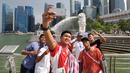 Para pemain timnas Indonesia U-23 ber-selfie di Merlion Park, Singapura, Jumat (5/6/2015). Para penggawa Garuda Muda bersantai sejenak usai melaksanakan ibadah salat Jumat di Masjid Sultan, Bugis, Singapura. (Liputan6.com/Helmi Fithriansyah)