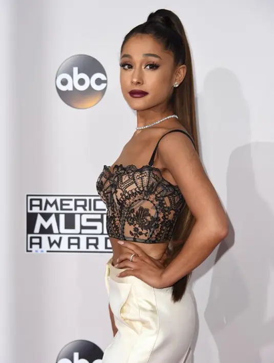 Pasca ledakan di konsernya waktu itu, Ariana memang berjanji untuk kembali ke Manchester untuk menggelar konser musik dalam rangka membantu para korban. Konser itu pun akhirnya akan dilaksanakan pada tanggal 4 Juni 2017. (AFP/Bintang.com)