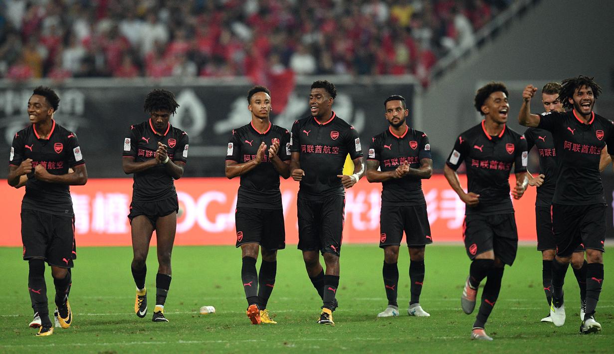 Para pemain Arsenal, melakukan selebrasi usai mengalahkan Bayern Munchen pada laga ICC 2017, di Stadion Shanghai, Rabu (19/7/2017). Arsenal menang adu penalti dengan skor 3-2 atas Bayern Munchen. (AFP/Johannes Eisele)
