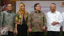 Menteri PUPR, Basuki Hadimuljono (kedua kanan) bersama Menkeu Bambang Brodjonegoro dan Presiden Direktur PT PII, Synthia Rusli usai Pengusahaan Jalan Tol Batang-Semarang di Jakarta, Rabu (28/4). (Liputan6.com/Angga Yuniar)