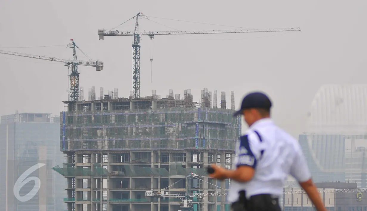 Petugas berada di atas sebuah gedung di Jakarta, Senin (7/11). Angka tersebut lebih rendah jika dibandingkan dengan pertumbuhan kuartal sebelumnya yang tercatat 5,18 persen (year on year). (Liputan6.com/Angga Yuniar)