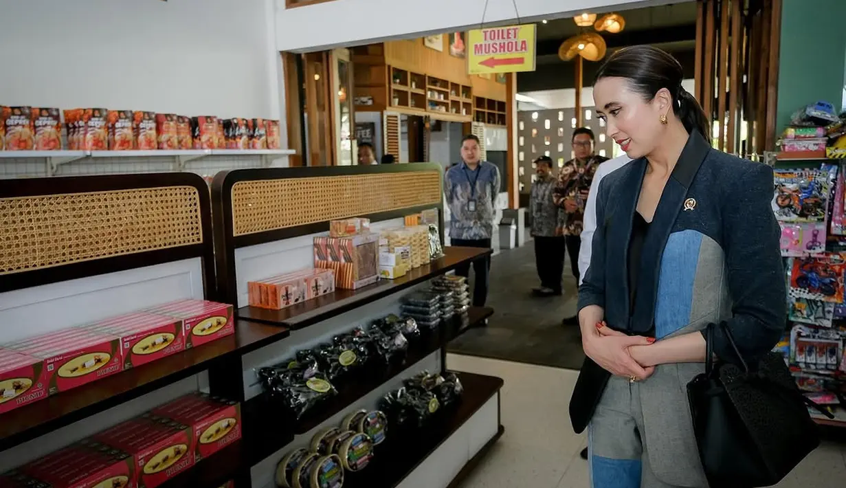 Menpar Widi Wardhana lengkapi busana semi formalnya dengan tas hitam branded lokal dari Ella & Glo.