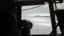 TNI AU tengah melakukan pemantauan diatas pesawat Hercules, dalam upaya pencarian pesawat AirAsia QZ8501 diatas selat Karimata, Belitung, Indonesia, Senin (29/12/2014). (Liputan6.com/Herman Zakharia)