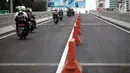 Pengendara motor melintasi flyover (jalan layang) Pancoran yang mulai dibuka untuk umum, Jakarta, Senin (15/1). Rencananya setelah sepekan beroperasi, penggunaan jalan layang Pancoran akan dievaluasi. (Liputan6.com/Arya Manggala)
