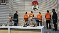 KPK menetapkan Bupati Labuhan Batu Erick A Ritonga dan anggota DPRD Labuhanbatu Rudi Syahputra Ritonga sebagai tersangka kasus suap proyek pengadaan barang dan jasa di Pemkab Labuhanbatu, Sumatera Utara. (Liputan6.com/Fachrur Rozie)