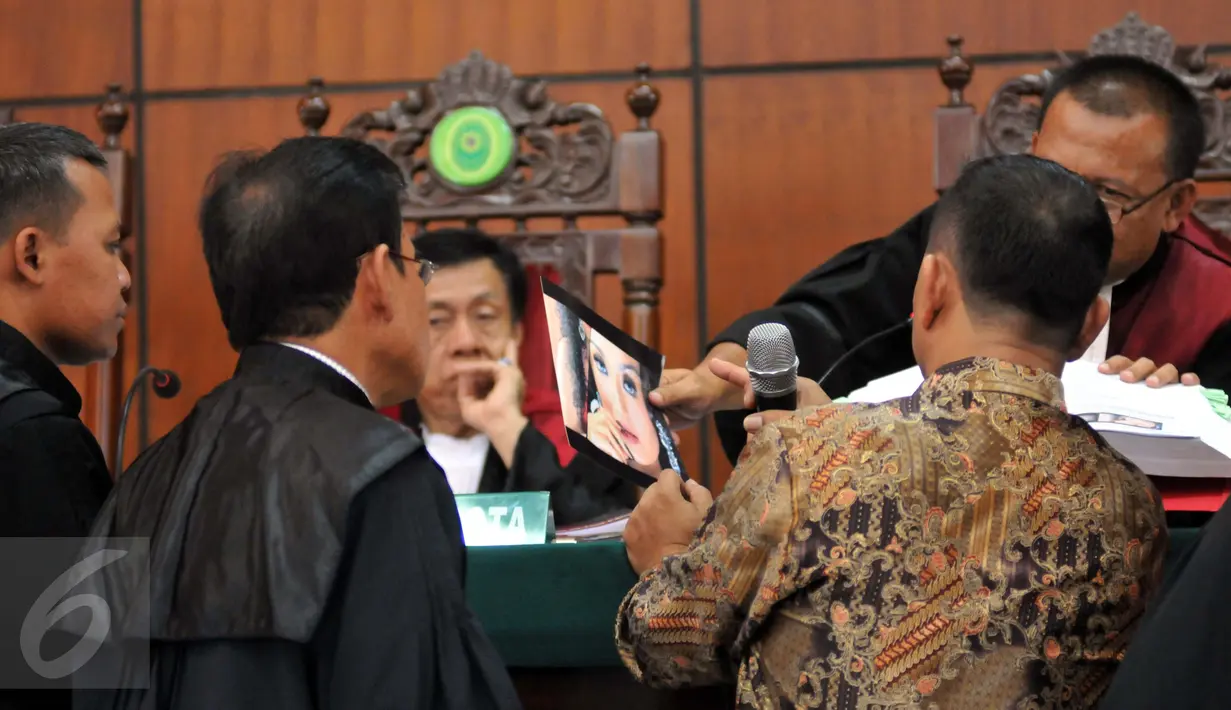 Hakim memperlihatkan bukti foto Siti Badriah saat sidang lanjutan dugaan pelanggaran hak cipta oleh PT Vista Pratama di Pengadilan Negeri Jakarta Utara pada Selasa (18/8/2015). (Liputan6.com/Panji Diksana)