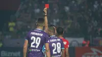 Andri Ibo menjadi pengoleksi kartu merah pertama musim ini saat diganjar wasit Steven Yubel Poli (Manado) saat Persik menghadapi Bhayangkara FC di Kediri. (Bola.com/Gatot Susetyo)