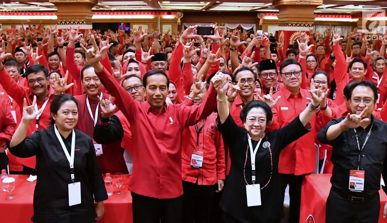 Presiden Jokowi bersama Ketua Umum PDIP Megawati Soekarnoputri dan sejumlah kader berpose bersama saat Rakernas PDIP III Tahun 2018 di Badung, Bali, Jumat (23/2). PDIP resmi mengusung Jokowi sebagai capres 2019-2024. (Liputan6.com/Pool/Biro Pers Setpress)