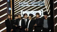 Grup K-Pop asal Korea Selatan, BTS, di Billboard Music Awards 2017. (Twitter/@charts_k)