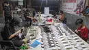 Situasi ini ditandai dengan pertumbuhan impresif yang melampaui rata-rata pertumbuhan ekonomi nasional dan peningkatan nilai ekspor. Tampak dalam foto, pekerja saat menyelesaikan pembuatan sandal wanita di pabrik rumahan Pesan Sepatu Indonesia, Setu, Tangerang Selatan, Banten, Jumat (7/11/2025). (merdeka.com/Arie Basuki)