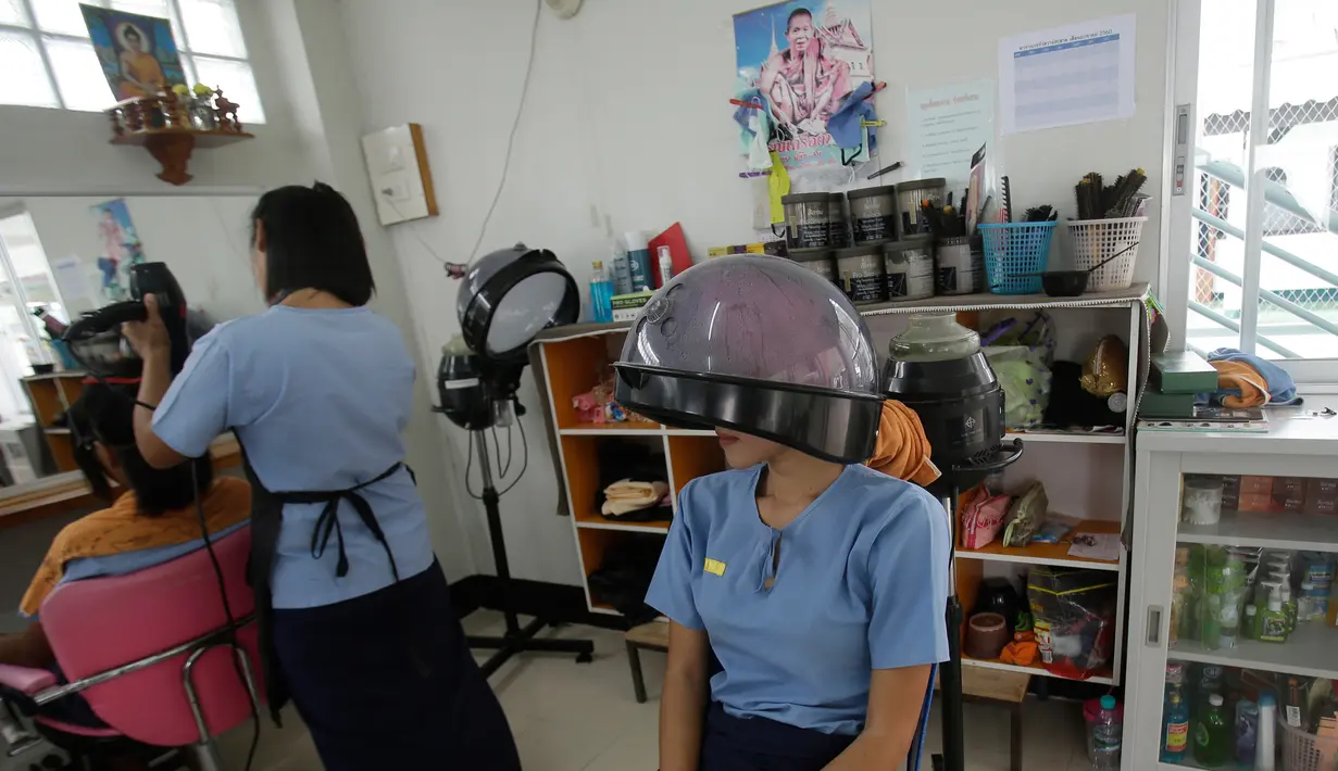 Narapidana transgender mengikuti pelajaran bersalon di penjara Pattaya Prison, Provinsi Choburi, Thailand (6/1). Di penjara ini narapidana LGBT dipisahkan dari narapidana lain untuk mencegah kekerasaan yang terjadi. (AP Photo/Sakchai Lalit)