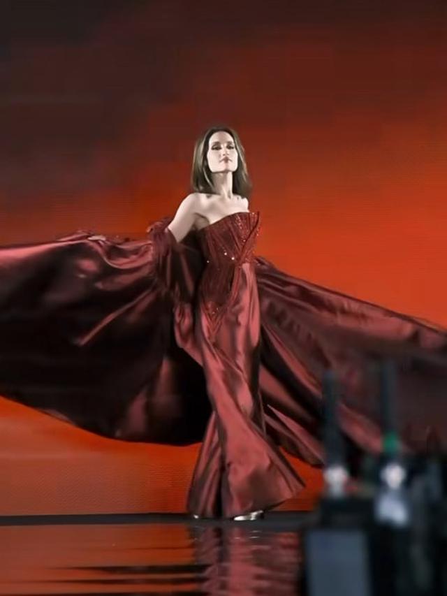 Cinta Laura di Paris Fashion Week. [@claurakiehl]